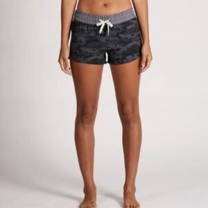 Vuori Women’s Clementine Running Athletic Shorts Small Black Camo Activewear